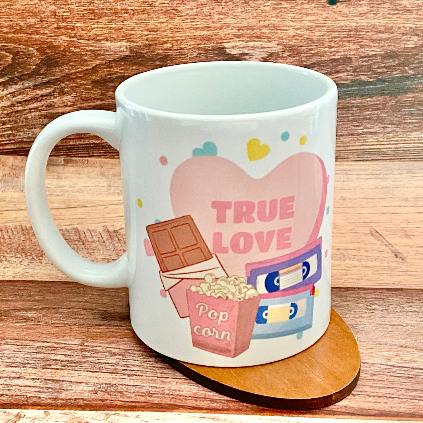 True Love Coffee Mug – VHS, Popcorn & Chocolate Design – Perfect Gift for Movie Lovers